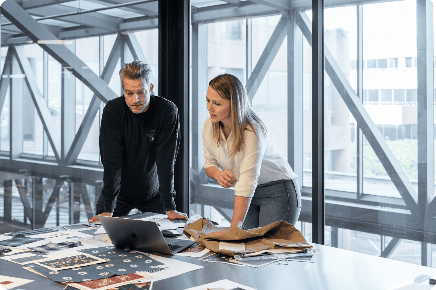 Team members collaborating during a remote meeting with shared agendas on Ninety.io to drive clarity and accountability in Seattle's business environment.